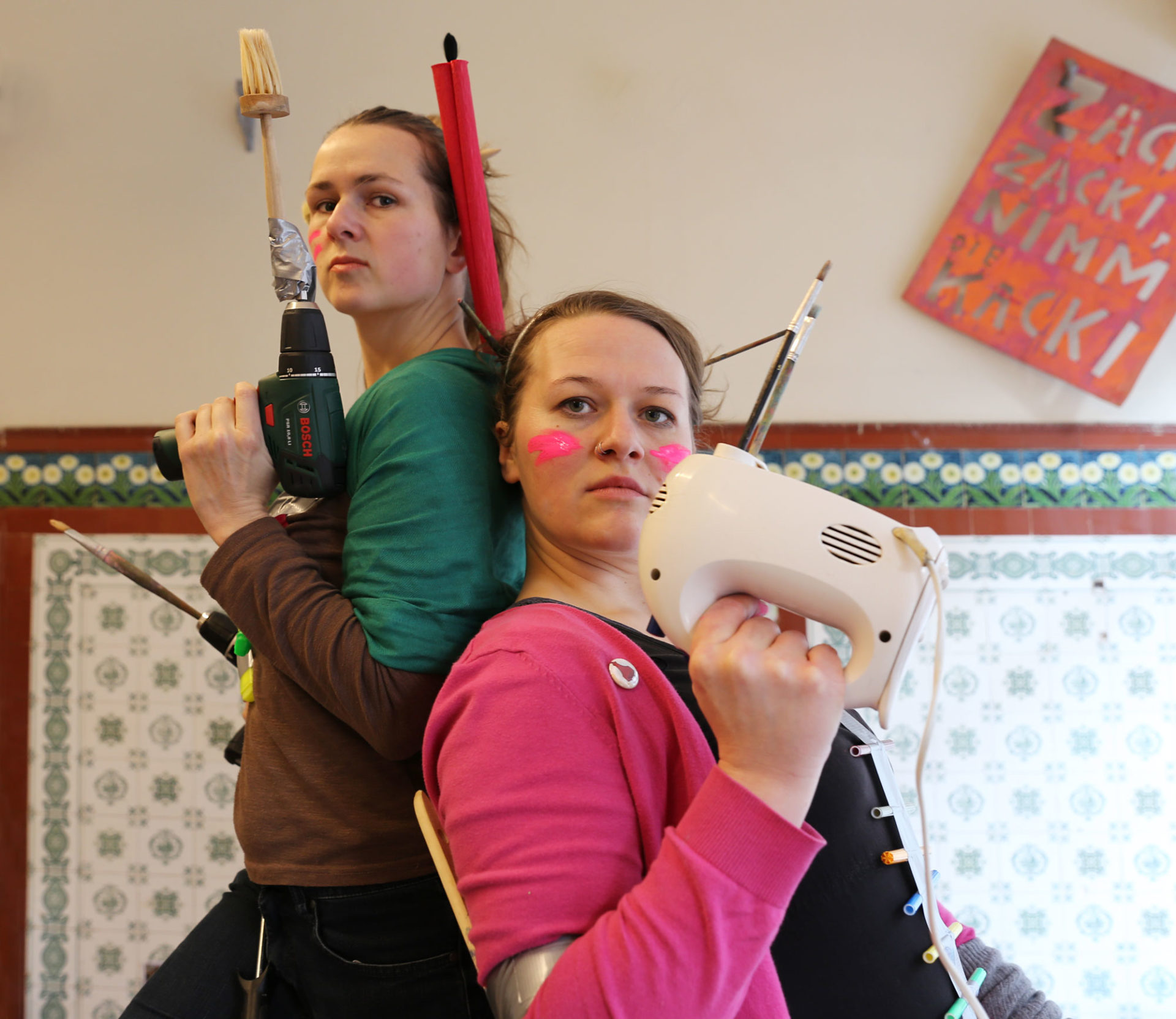 Katalin Pöge und Jana Dörfelt arbeiten als das Künstlerinnen-Duo A₂Ö.